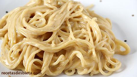 espaguetis en salsa de queso