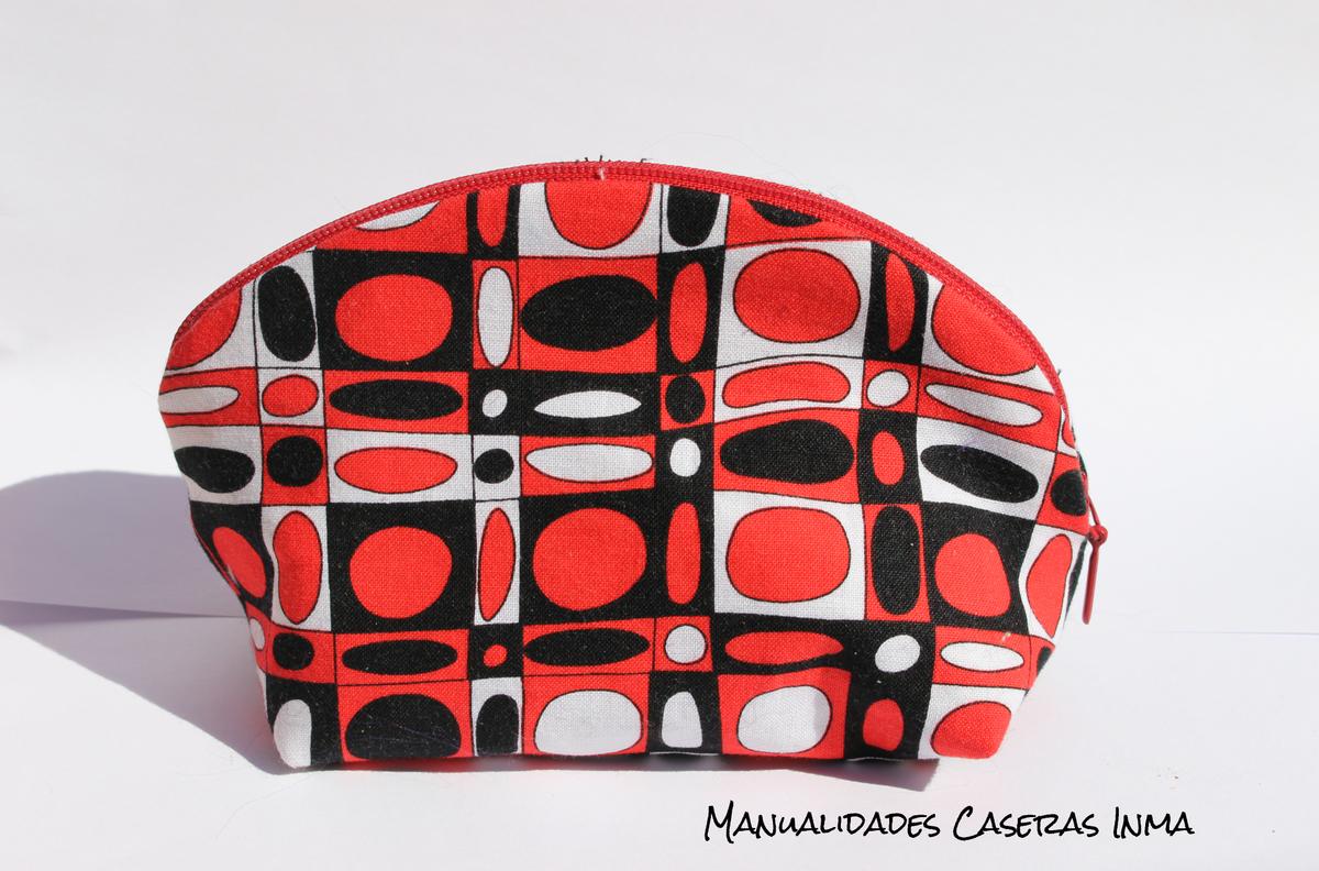 Manualidades Caseras Inma_Neceser con tela de cuadrados y circulos en rojo , negro y blanco 