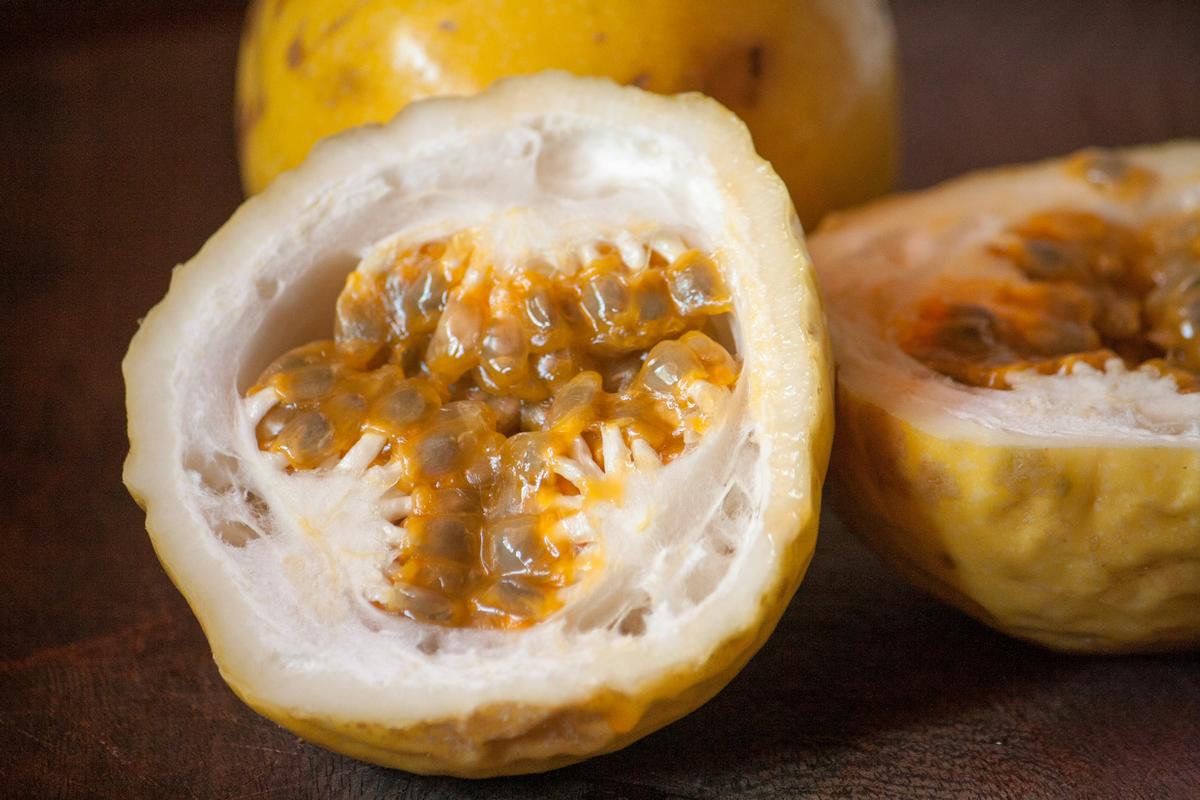 fruta de maracuyá o parchita cortada por la mitad