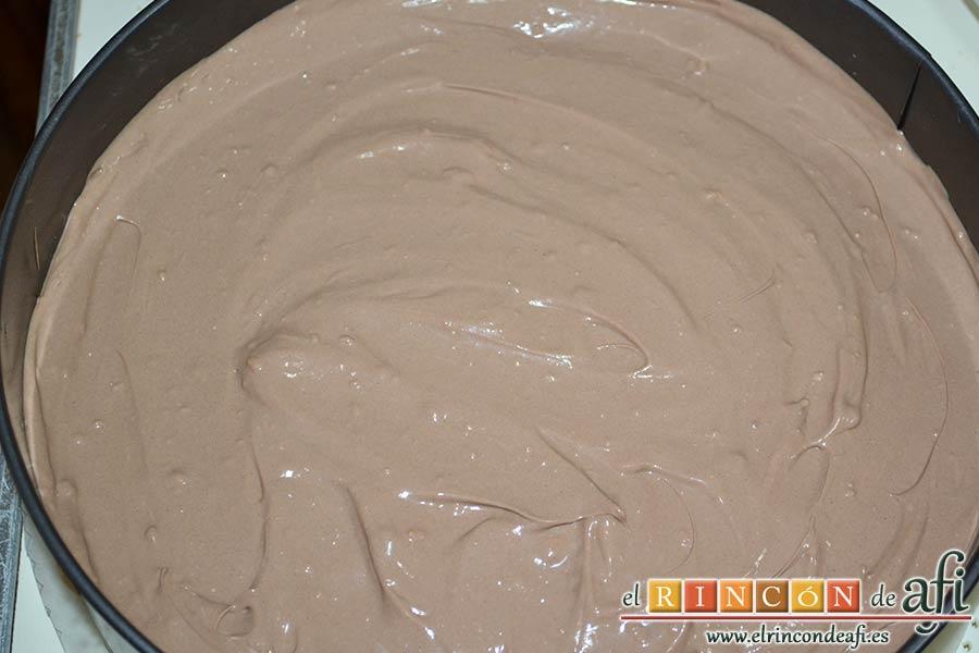 Tarta de galletas con chocolate y crema pastelera, terminar con una capa de crema de chocolate