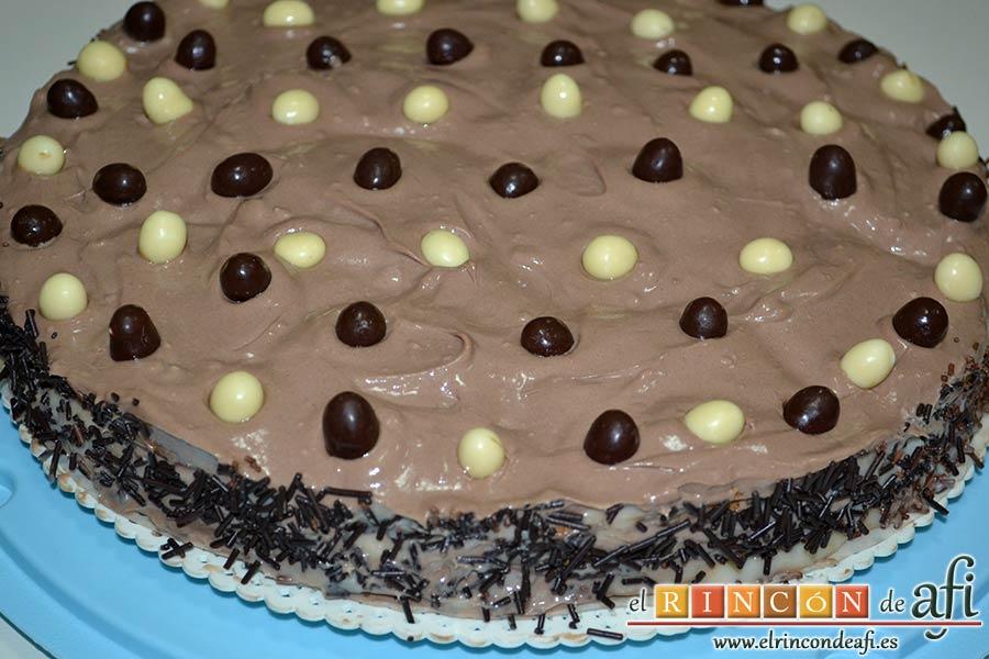 Tarta de galletas con chocolate y crema pastelera, decorar el borde con las virutas de chocolate