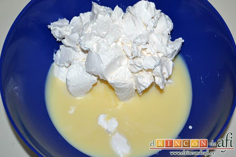 Tarta de galletas con chocolate y crema pastelera, poner en un bol la leche condensada y la nata (crema de leche) Ermol