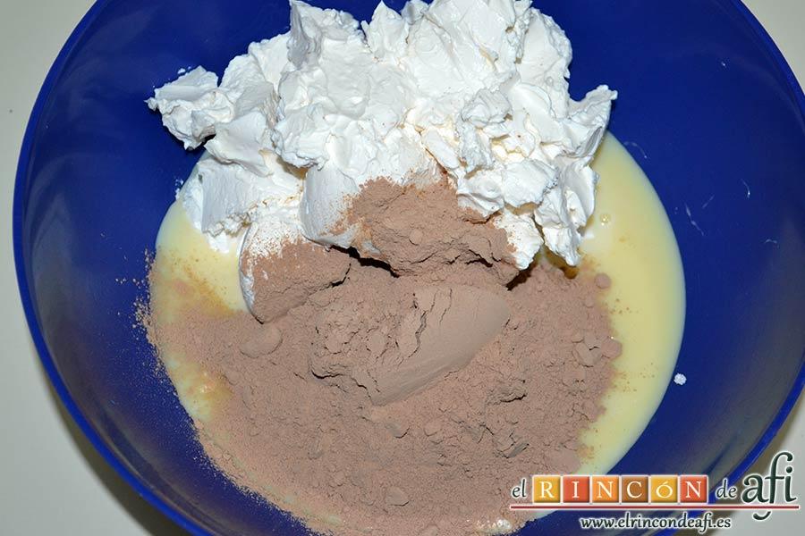 Tarta de galletas con chocolate y crema pastelera, añadir el cacao en polvo