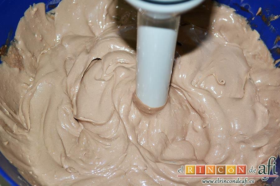 Tarta de galletas con chocolate y crema pastelera, batir con minipimer
