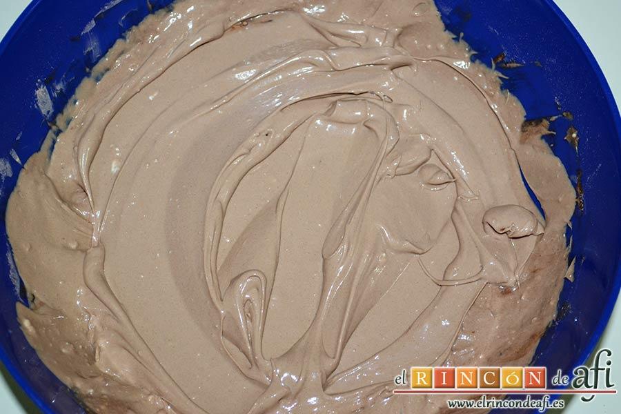 Tarta de galletas con chocolate y crema pastelera, cuando quede bien integrada reservar un poco aparte
