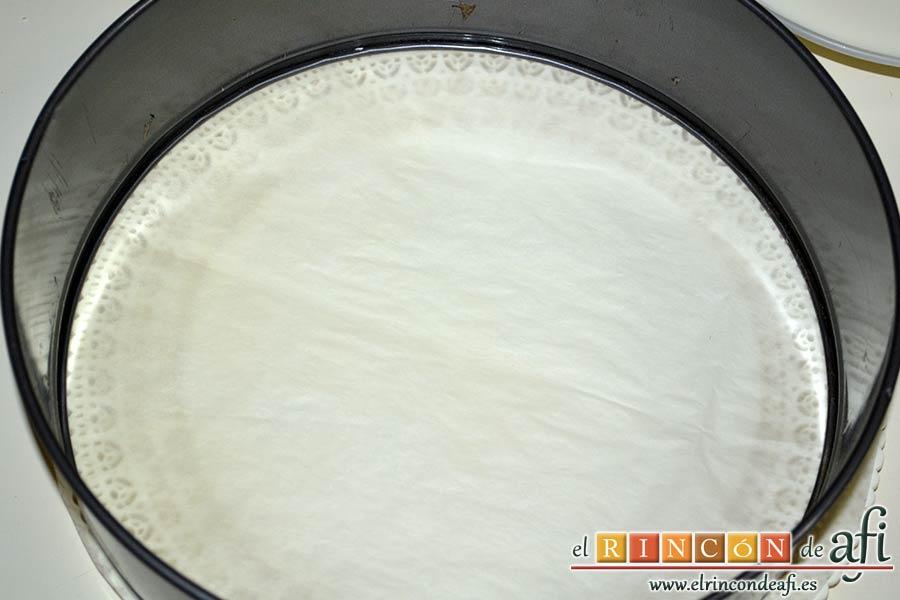 Tarta de galletas con chocolate y crema pastelera, preparar un molde para la tarta