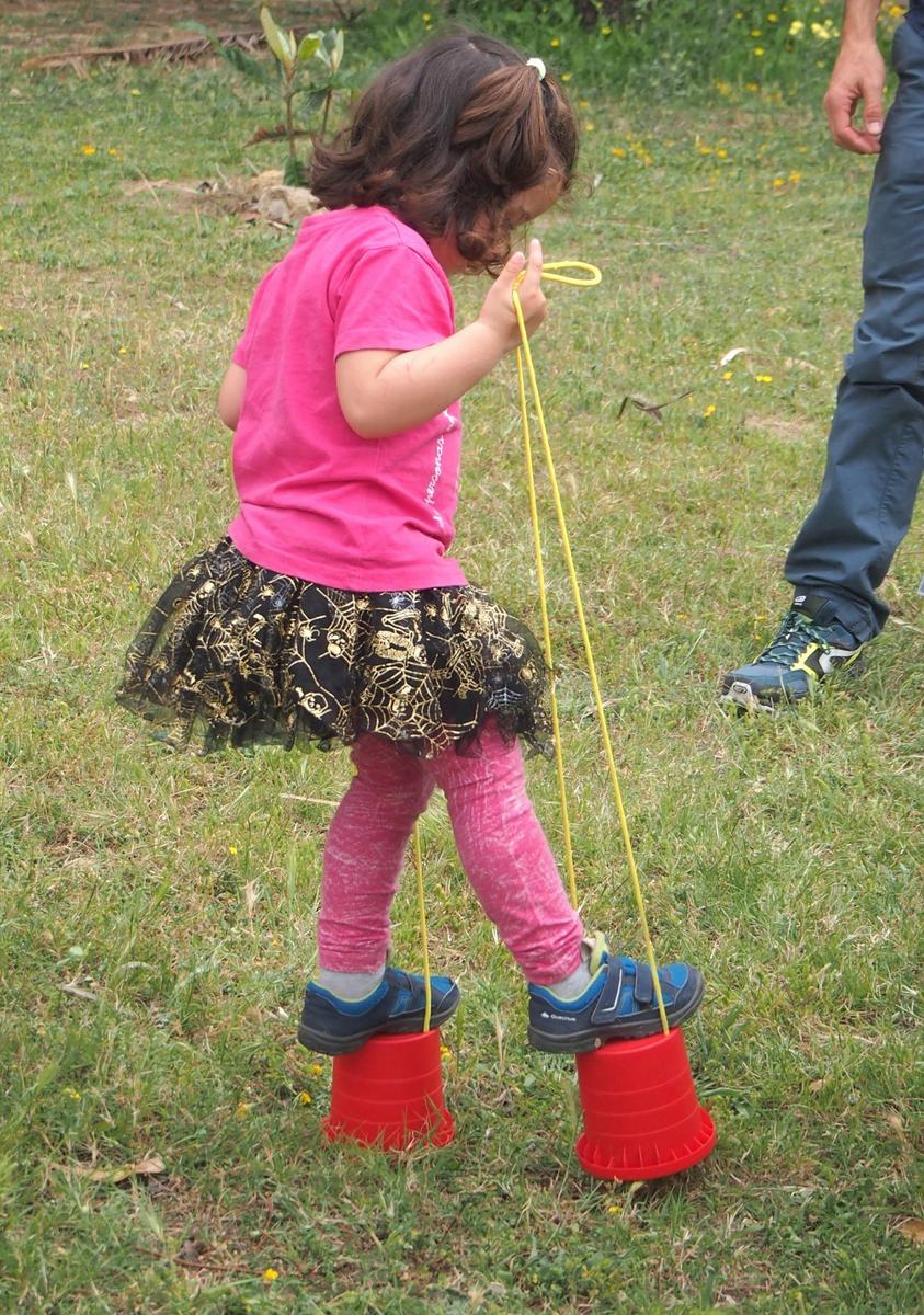 Jugando con zancos en el grupo de juego