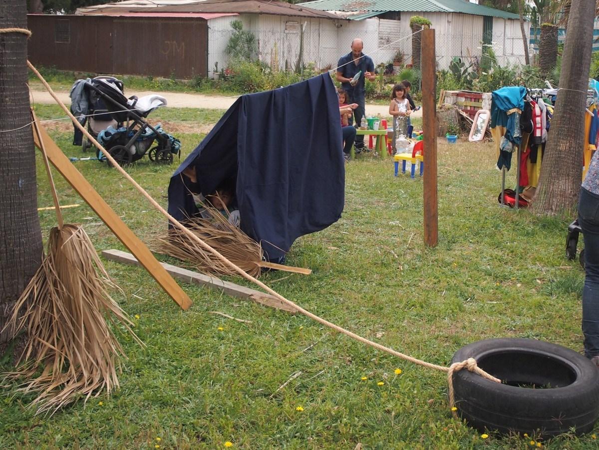 Montando la cabaña en el grupo de juego
