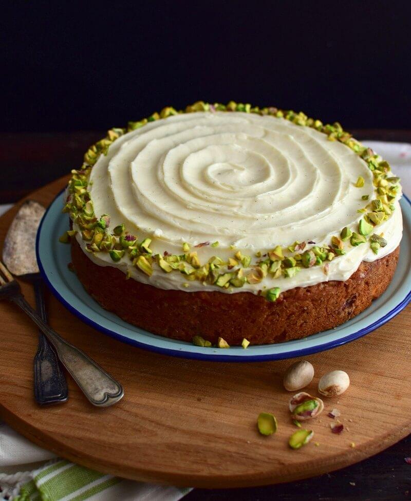 torta de zanahoria con pistachos en un plato