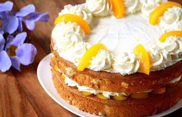 torta de crema con duraznos en un plato