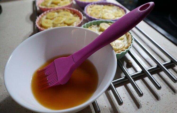 Pincelar las tartaletas de frutas 