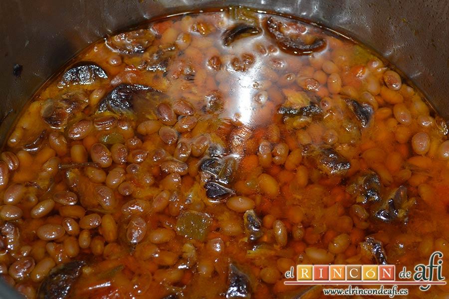 Potaje sencillo de judía arrocina, cocerlas y comprobar que están hechas