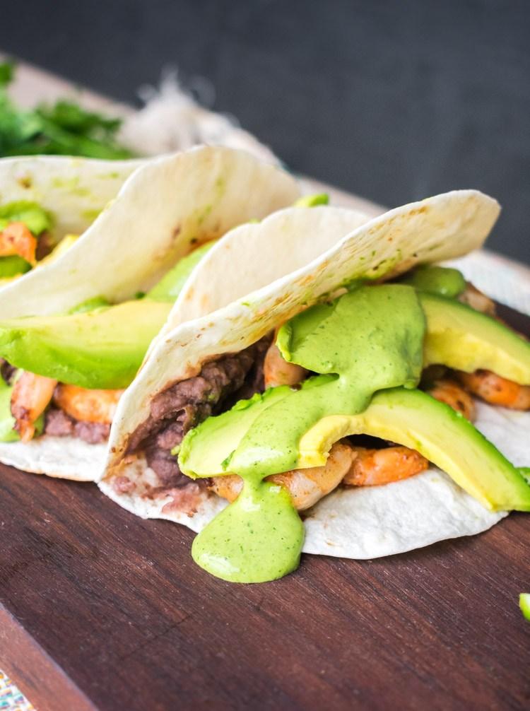 Receta de tacos de camarón con mayonesa picante de cilantro en revista Maria Orsini