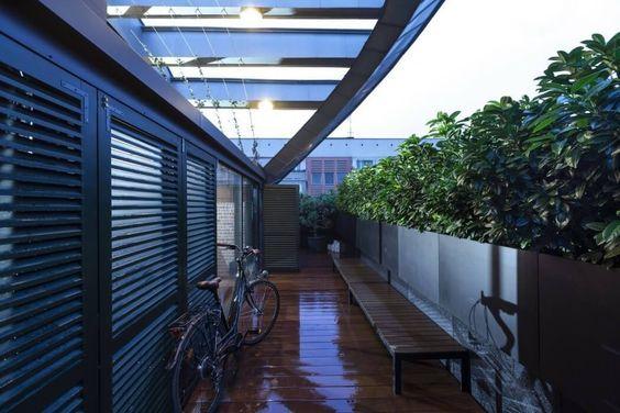 decoralinks | apartamento loft industrial - terraza con maceteros de aluminio 