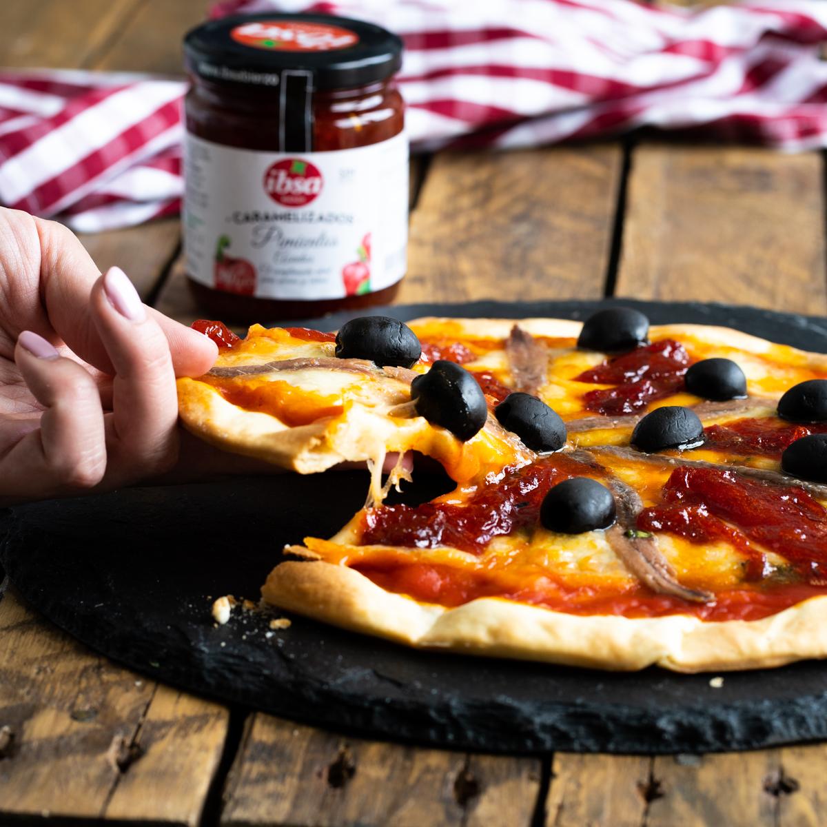 pizza con pimientos caramelizados y anchoas