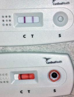 test de embarazo normal con gotas de sangre
