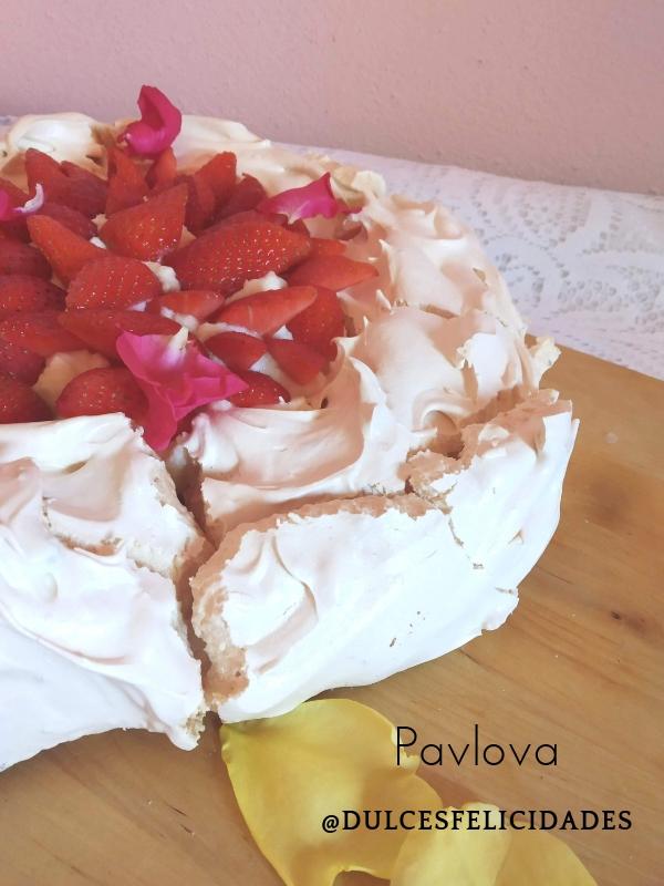 Tarta Pavlova con nata (crema de leche) y fresas. Postre Pavlova
