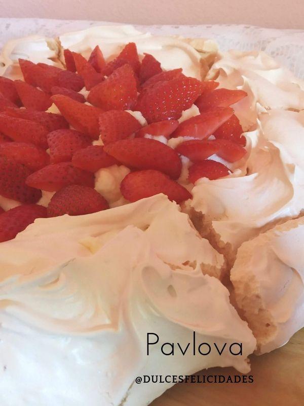 Tarta Pavlova con nata (crema de leche) y fresas. Postre Pavlova