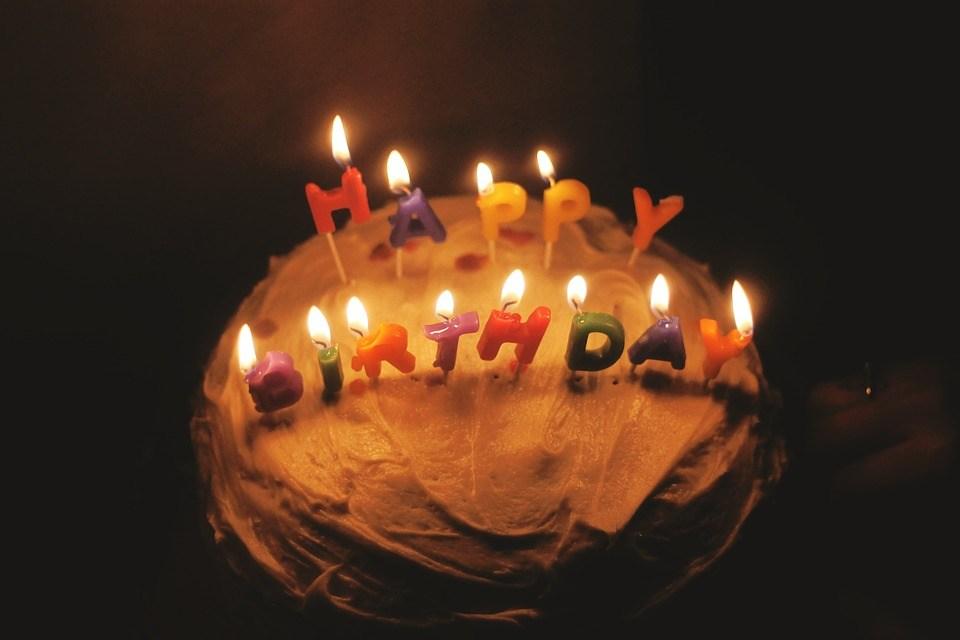 Foto de tarta de cumpleaños hecha casera para cumpleaños cero residuos
