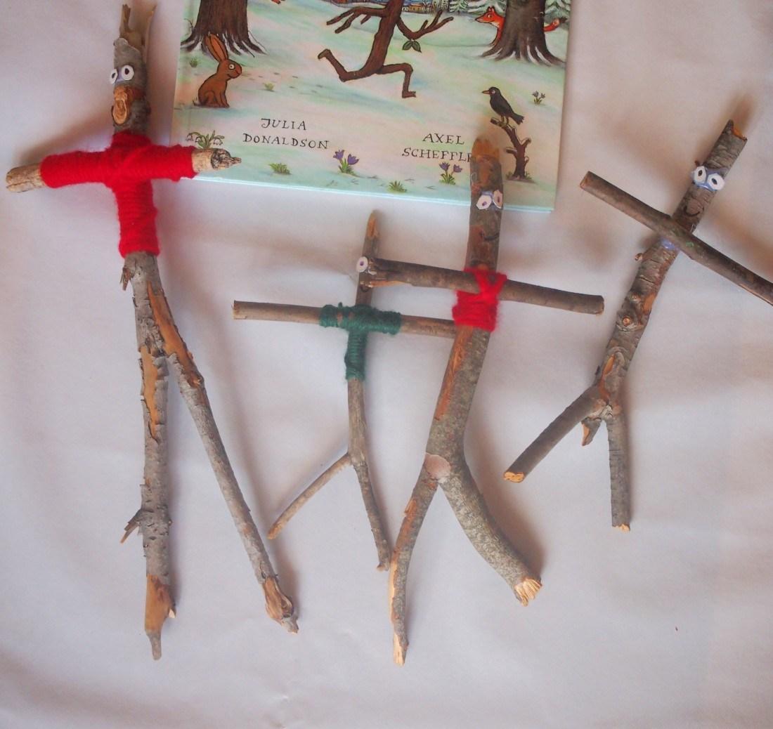 Hombres hechos con palos y unidas las partes con lana