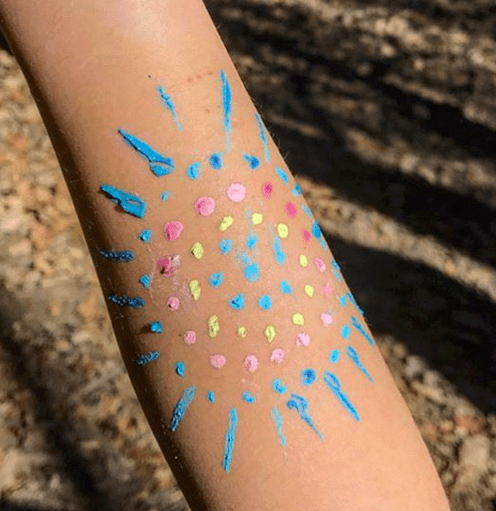 Brazo pintado con pintura de cuerpo casera
