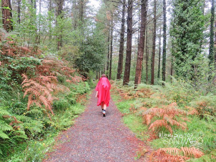 Noelia con un chubasquero rosa