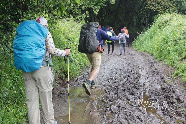 Camino de Santiago embarrado caminado por peregrinos