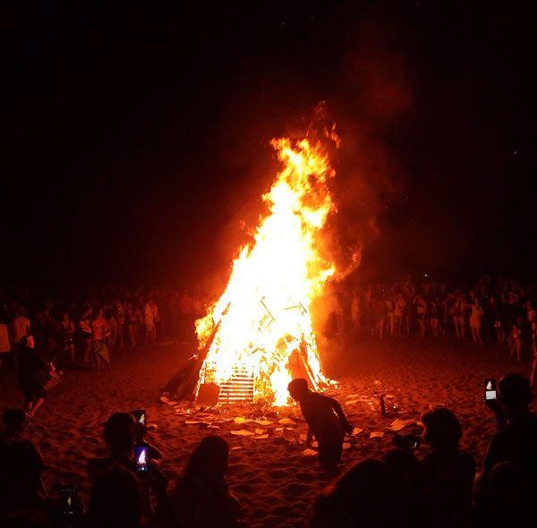 hoguera en la playa durante la noche de san juan