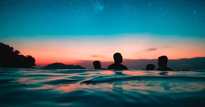 tradicion de bañarse en el mar durante la verbena de san juan