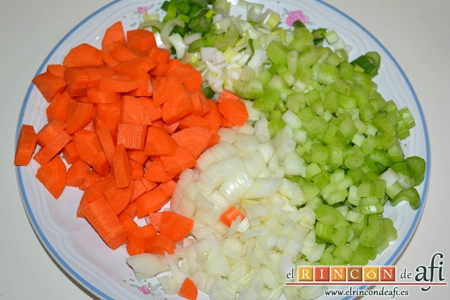 Pasta rota con lentejas, empezamos picando la cebolla y la cebolleta en cuadraditos, las zanahorias peladas en cuartos y las ramitas de apio en rodajas reservando unas hojitas