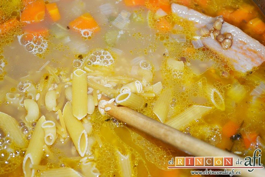 Pasta rota con lentejas, añadirla al guiso