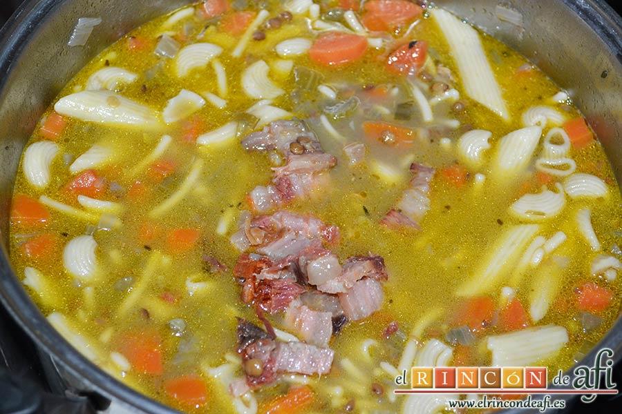 Pasta rota con lentejas, sacar la panceta, trocearla y volver a echarla