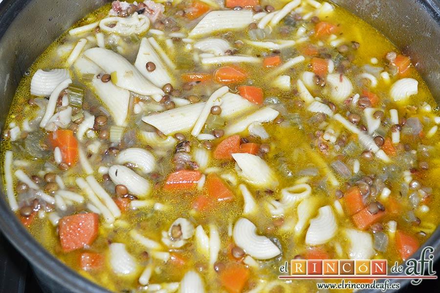 Pasta rota con lentejas, mezclar bien y dejar reposar