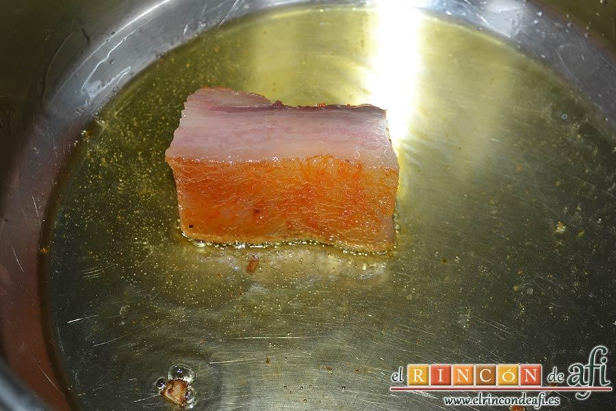 Pasta rota con lentejas, en un caldero con un fondo de aceite ponemos a calentar el trozo de panceta