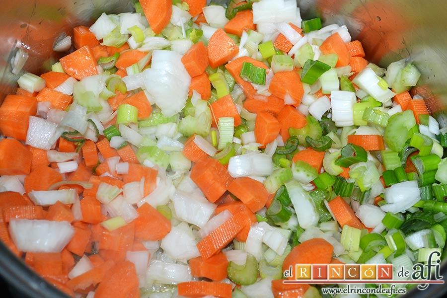 Pasta rota con lentejas, añadir las verduras y rehogar