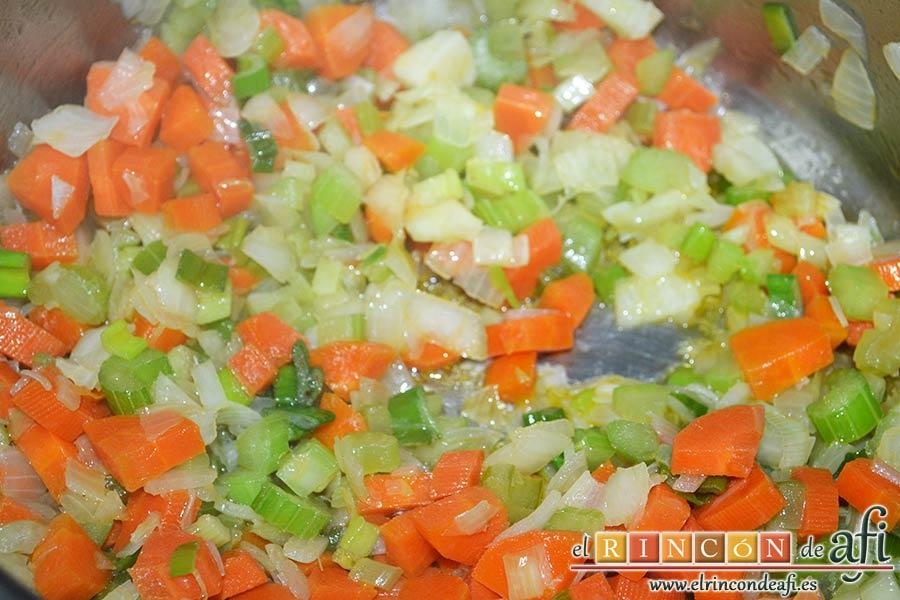 Pasta rota con lentejas, comprobar que la cebolla esté transparente