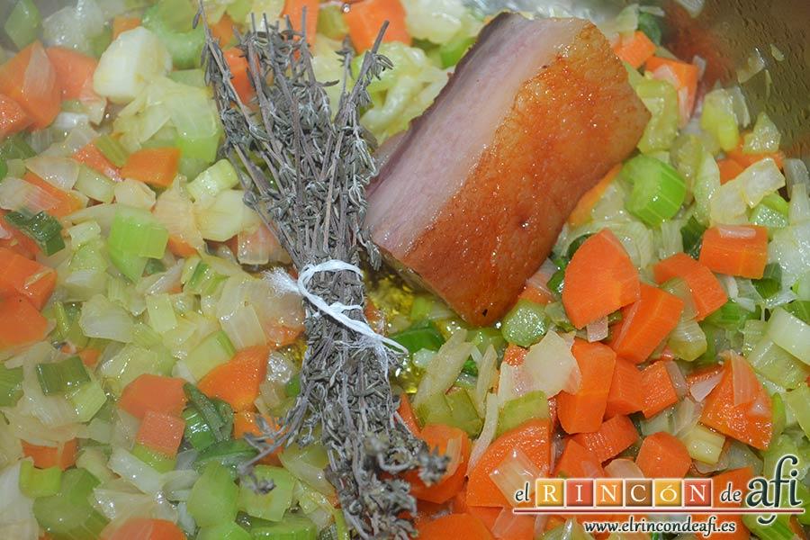 Pasta rota con lentejas, añadir de nuevo la panceta dorada y las ramitas de tomillo en un hatillo para recuperarlas