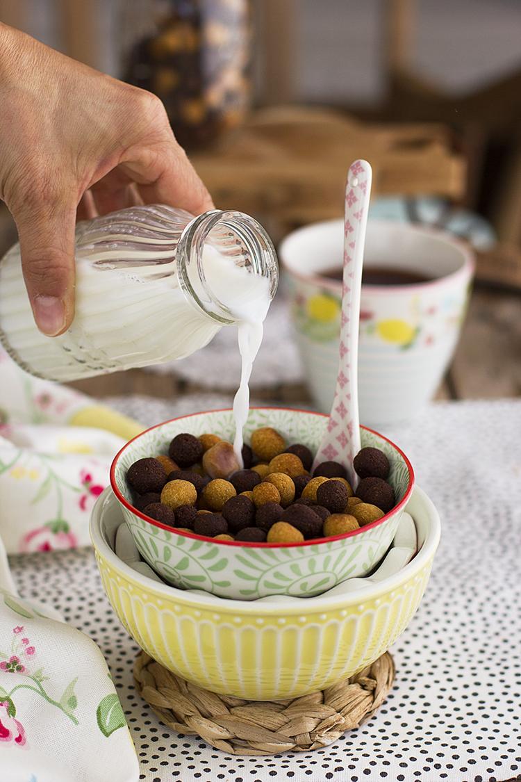 Cereales saludables de chocolate y cacahuete perfectos para el desayuno