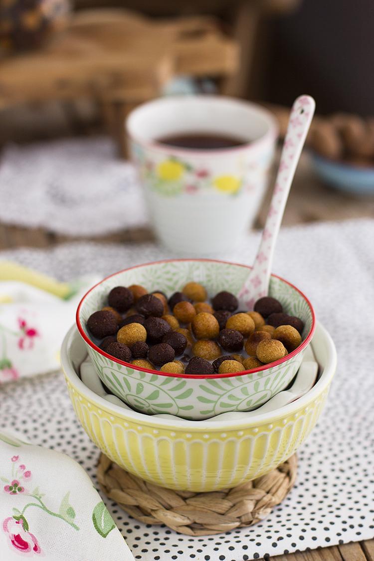 Cereales saludables de chocolate y cacahuete perfectos para el desayuno
