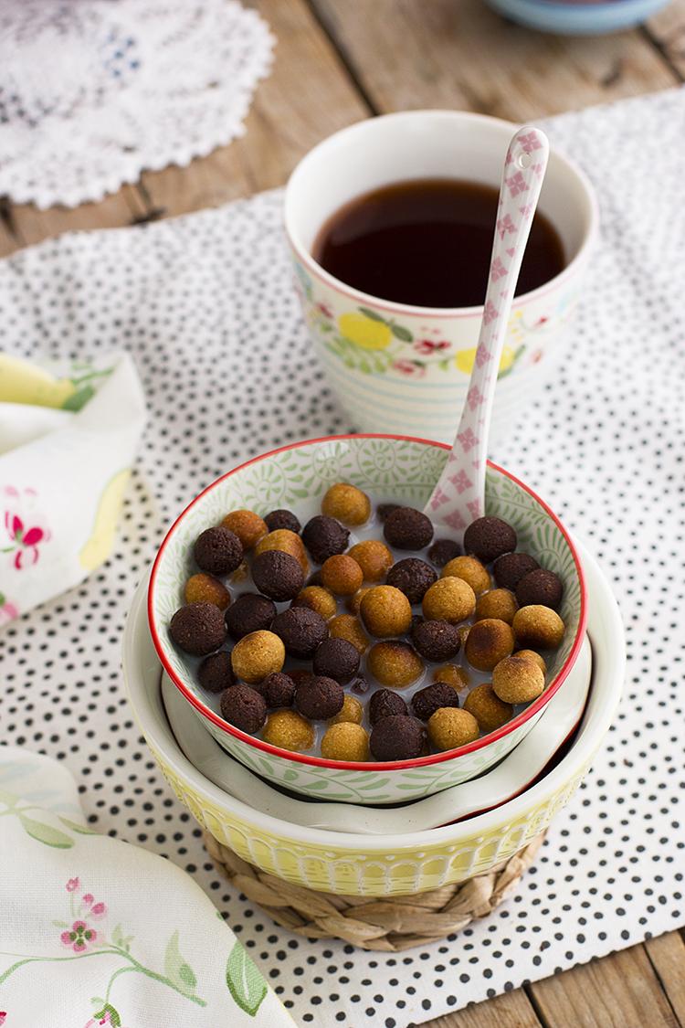 Cereales saludables de chocolate y cacahuete perfectos para el desayuno