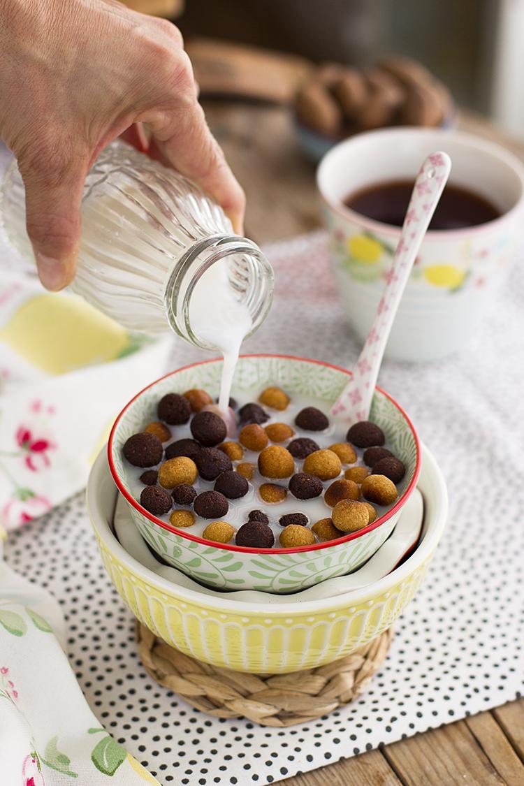 Cereales saludables de chocolate y cacahuete perfectos para el desayuno