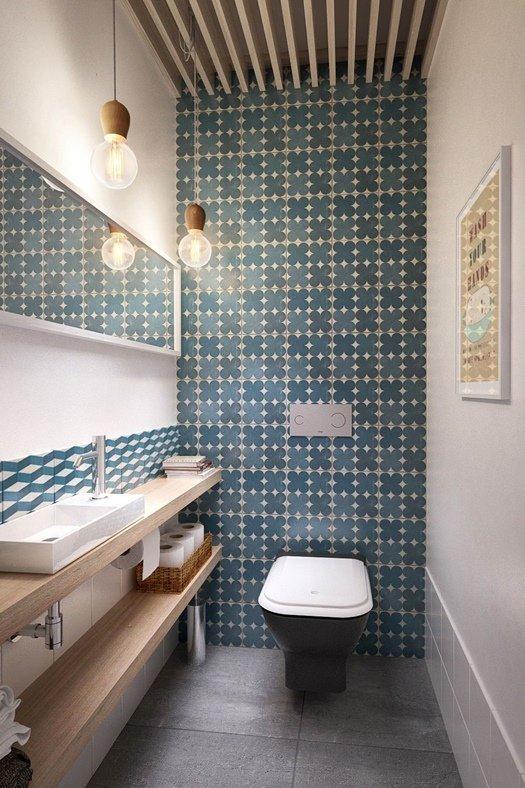 Decorar baños vintage: un aseo pequeño con azulejo geométrico.