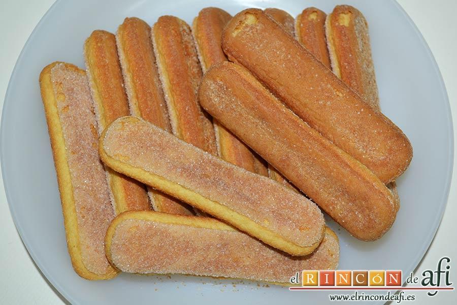 Tarta de requesón, coger los bizcochos de soletilla