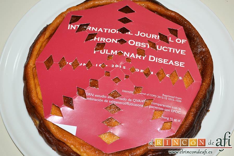 Tarta de requesón, hacer una plantilla de cartón para decorar