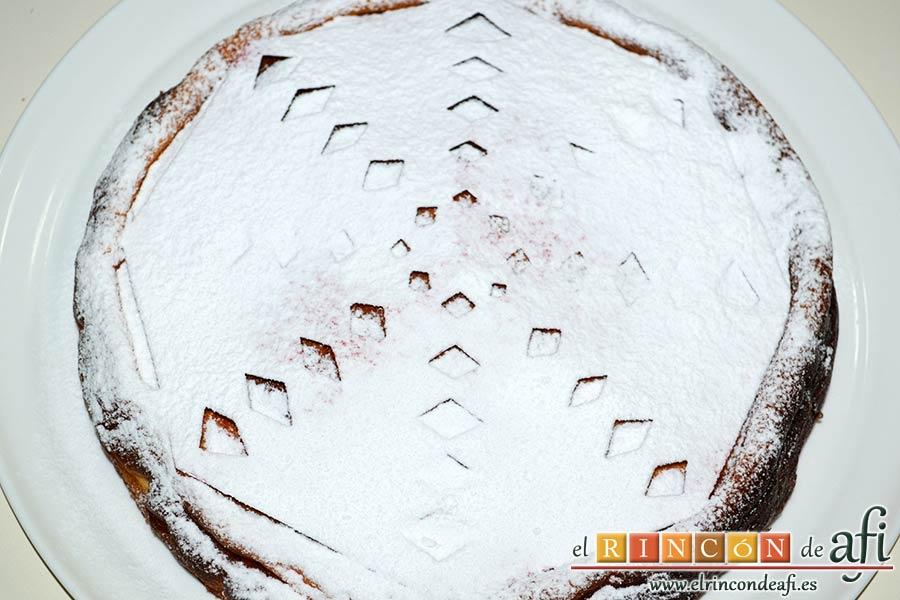 Tarta de requesón, espolvorear azúcar glass y retirar la plantilla