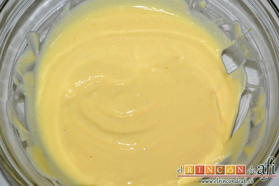 Tarta de requesón, batir hasta obtener una mezcla homogénea