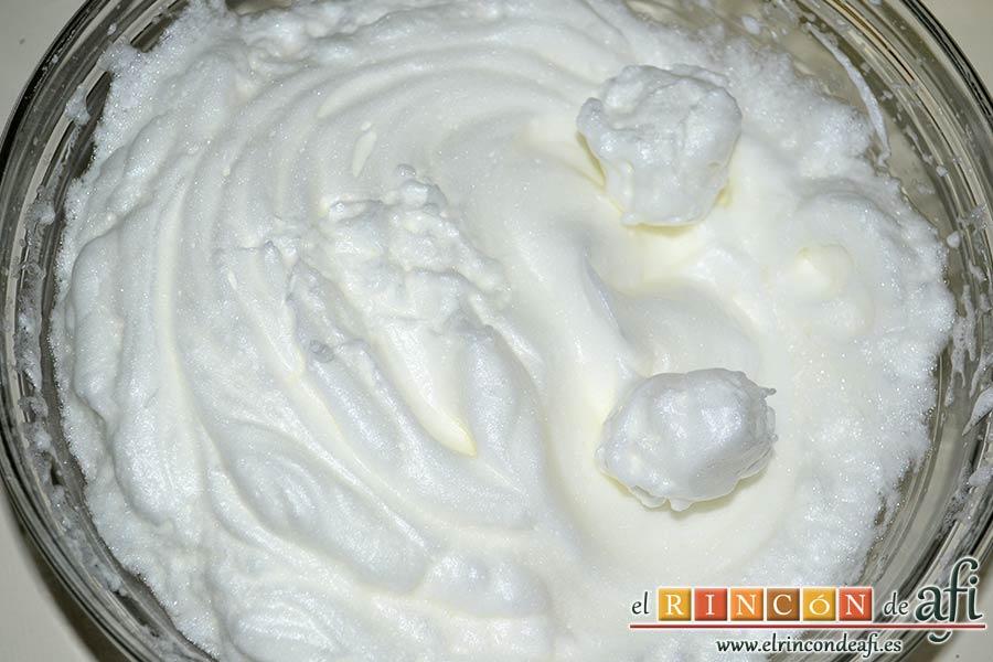 Tarta de requesón, montar en otro bol las claras a punto de nieve