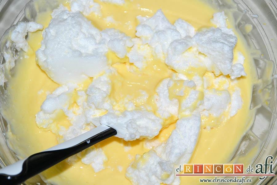 Tarta de requesón, verterlas sobre la mezcla poco a poco y mezclar con movimientos envolventes