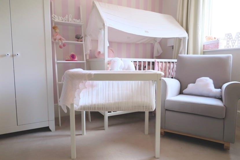 habitacion de bebe con minicuna y sabanas