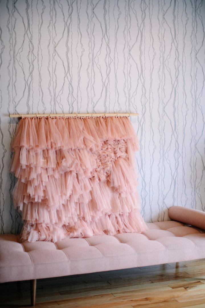 DIY | Tutorial para hacer tu tapiz de tul rosa - El blog de Laucreativa